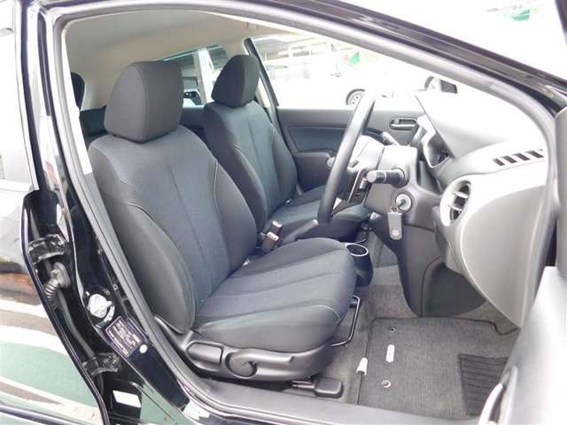 座り心地が良く、サポート製の高いファブリックシート。運転席はシート上下アジャスター付きで細かなポジション調整が可能です。
