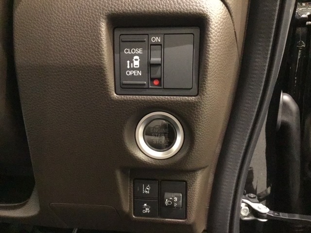 左側電動スライドドアは運転席から操作ができるよう、操作スイッチが付いています。Hondaセンシング用のＶＳＡ（ABS＋TCS＋横滑り抑制）解除とレーンキープアシストシステムなどのメインスイッチも装備。