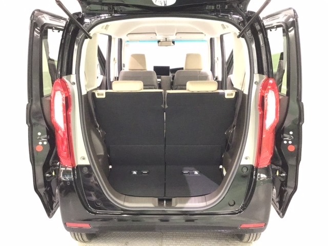 開口部も広く荷物の積み下ろしもしやすいお車となっております。シートは５：５の割合で背もたれを可倒でき、前後のシートスライドもできるので荷室をひろげることができます。