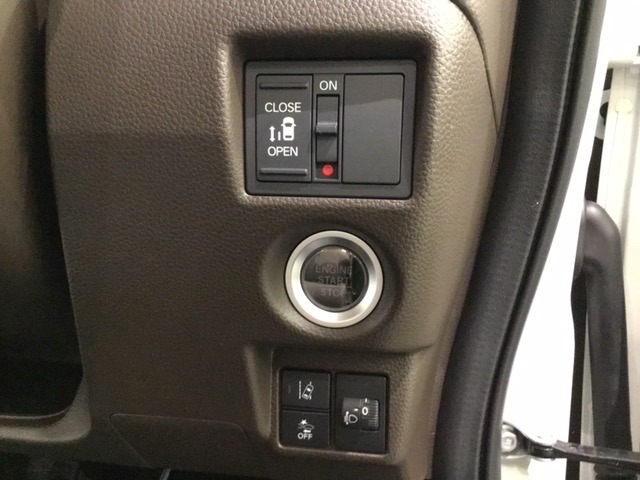 左側電動スライドドアは運転席から操作ができるよう、操作スイッチが付いています。Hondaセンシング用のＶＳＡ（ABS＋TCS＋横滑り抑制）解除とレーンキープアシストシステムなどのメインスイッチも操作可