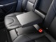格納式のリア・アームレストと、リアシート中央前部のクッションに内蔵されたカップホルダーは、長距離ドライブにはとくに役立ちます。