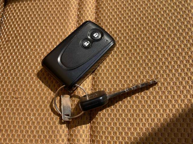 小さくて軽い、純正のスマートキーレス。ポケットや鞄に入れたままでも、ドアのロック/アンロックや、エンジンをかけられるスグレモノです！