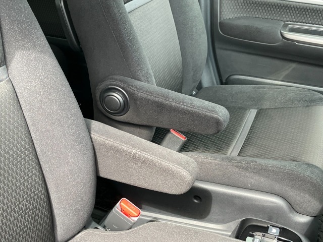 前席には格納式のひじ掛けが有りゆったりくつろげるので長距離ドライブ時に疲れを軽減します。