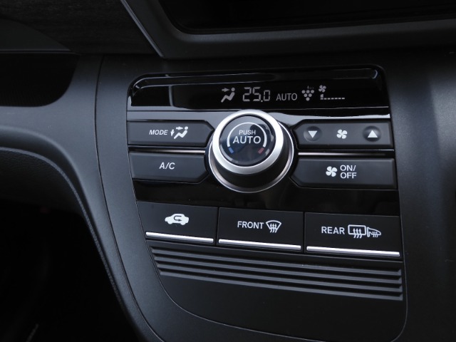 オートエアコンは温度を設定すれば自動で快適な状態をキープしてくれるので運転中の温度操作が減り安全面でも安心ですね。