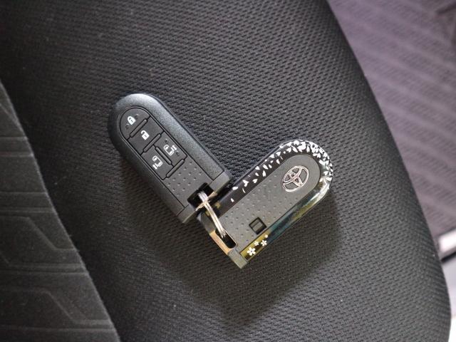 リモコンキーを取り出さなくてもエンジン始動やドアの開錠・施錠がスイッチ一つで行えるスマートキーです♪