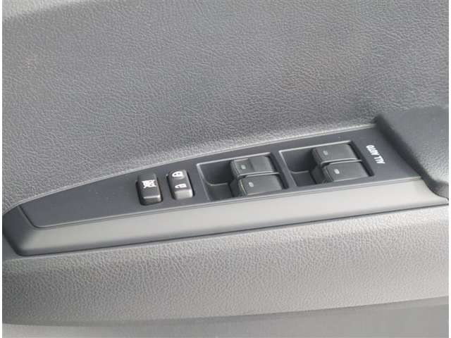 パワーウインドウスイッチは運転席からすべての窓の上下を操作することができます。