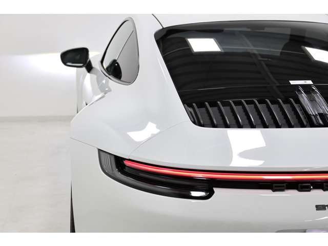リアには、Porscheロゴを含むシームレスな一体型ライトストリップが装備されており、type992のアイコンともいえる立体LEDライトランプを繋ぎます。