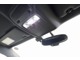 ルームミラーには自動防眩機能が装備されています。後方車両のヘッドライトで眩しくなることもありません。