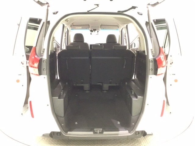 リアシートをフラットにしてシートバックに備え付けてあるボードを広げると、フラットで広いラゲッジスペースになります。２段仕切りのボードを外せば、さらに荷室のスペースが広がり背の高いお荷物なども積めます。