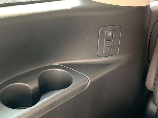 サードシート用のドリンクホルダーに助手席側のスライドドアを開閉できるスイッチとＵＳＢ端子を装備しています。