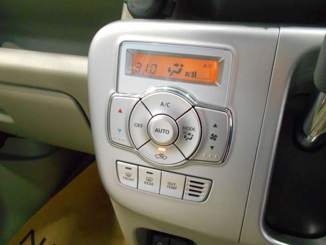 オートエアコン付きなので、温度を設定するだけで車内を快適にしてくれます！