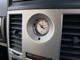 高級車では定番のアナログ時計が埋め込まれております。