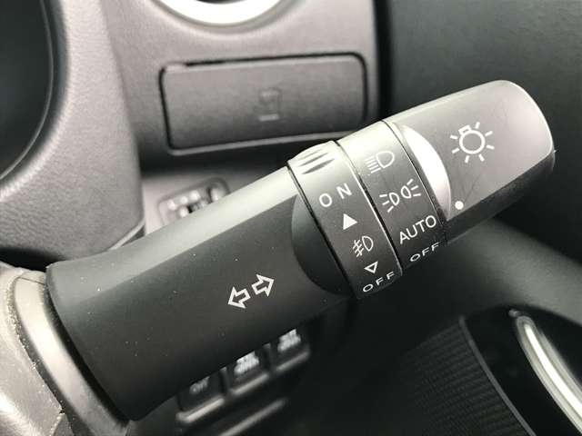 オートライトシステム！夕暮れ時や、雨天でフロントワイパーを使用した時に、自動でヘッドライトを点灯。周囲のドライバーや歩行者の注意を喚起し、事故低減をサポートします。