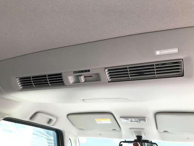 プラズマクラスター搭載リヤシーリングファン天井のファンで後席へ送風。空気を効率的に循環させ、温度を均一に保ちます。プラズマクラスターも搭載しています。