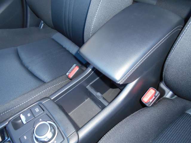 コマンダーコントロール 手もとを見ることなく操れるようシンプルで使いやすく安全運転に一役。