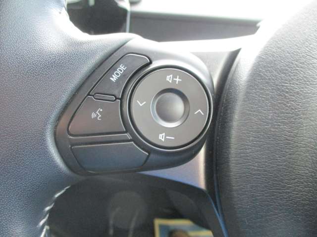 ステアリングリモコン付き。運転中のオーディオ操作が可能なので視線をナビに移したり、ハンドルから手を離さないので危険がなくなり安全です！