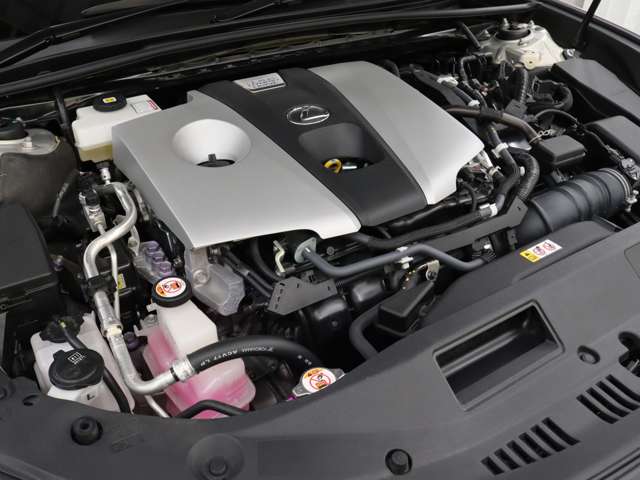 A25A-FXS型 2,487cc 直4 DOHCエンジンと3NM型 交流同期電動機のハイブリッドシステム搭載、駆動方式はFFです。