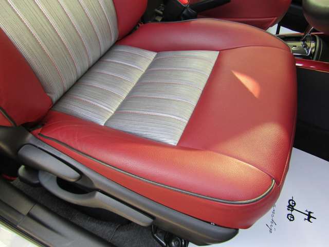 座面と背面にはシルバーの立体的なストライプ生地を使用した刺繍入りダークレッド本革シートです。