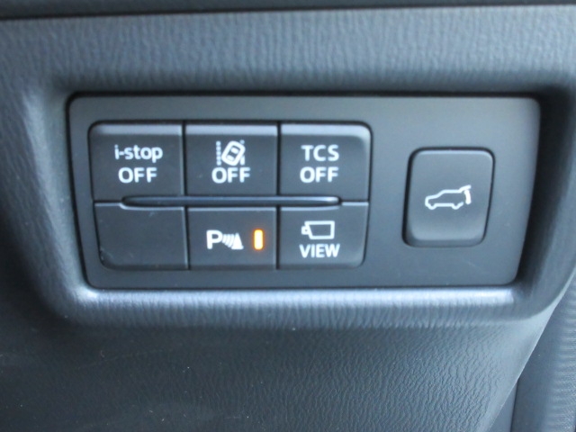 アイドリングストップ、ＬＤＷＳ車線逸脱警報システム、ＴＣＳトラクションコントロール、コーナーセンサーは運転席のスイッチでオンオフが可能です