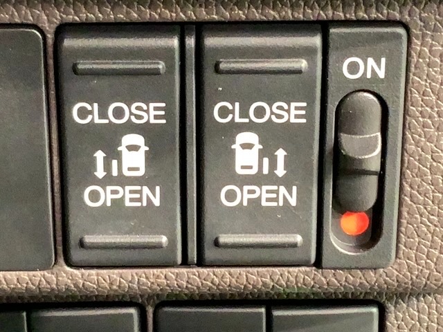左右両側パワースライドドアが付いています。ワンタッチで簡単にお子様でも、お年寄りの方でも、開閉できますからとても便利です。キーレスや車内スイッチでも自動でドアの開閉ができます。