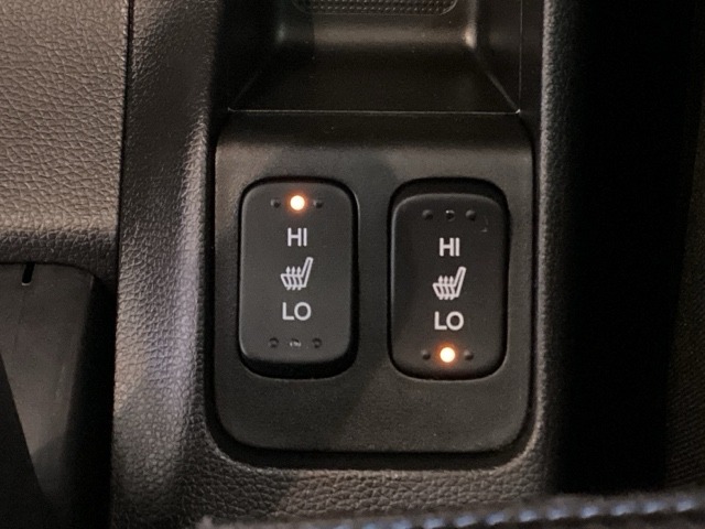 ヒーターが付いています。スイッチ操作で前席の左右別々にHiとLoの2段階で温度設定ができます。