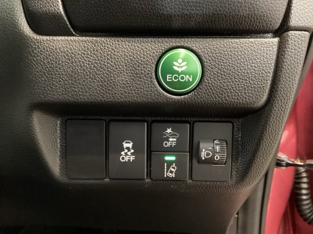 Hondaセンシング用の、ＶＳＡ（ABS＋TCS＋横滑り抑制）解除とレーンキープアシストシステムのメインスイッチなどはハンドルの右側に装備しています。燃費に役立つＥＣＯＮボタンもここです。