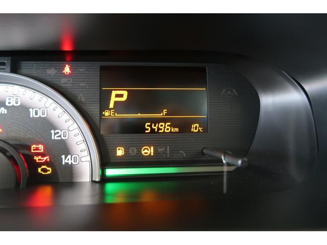 走行は５４９６ｋｍ。メーター内のインフォメーションディスプレーは燃費計やシフト位置などなど、色んな情報を提供致します。