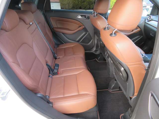 ●後席右側シートの使用感：破れ・へたりも少なく、ご覧の通りきれいな状態を維持しております。