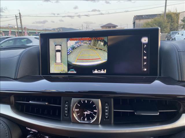 ★パノラミックビューモニター★運転席周辺のカメラから上から見ているような視点でディスプレイに表示され「VIEW」のスイッチで映像を切り替える事ができます。駐車時などには安心な装備です♪