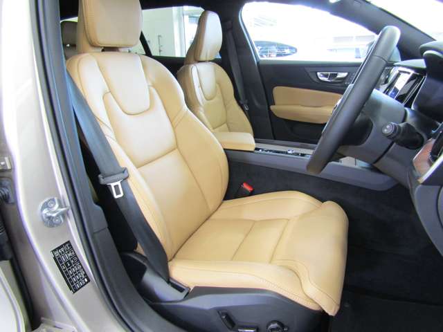 専用パーフォレーテッドナッパレザーシートは運転席助手席ともマッサージ機能や、シートヒーター/ベンチレーションといった便利な機能がご利用いただけます。