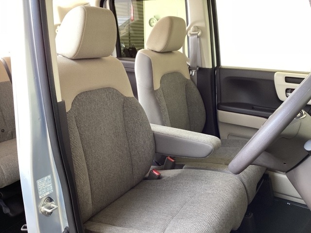 広い足元にゆったり座れるシートには肘掛も装備しており長距離の運転でも疲れにくいシートです。運転席と助手席の間の足元が空いているため、助手席側への移動がスムーズです。