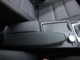 運転席側が大きめに設計されているアームレストは小物入れを内蔵。2名分のドリンクホルダーも装備。USB接続等にも対応します。
