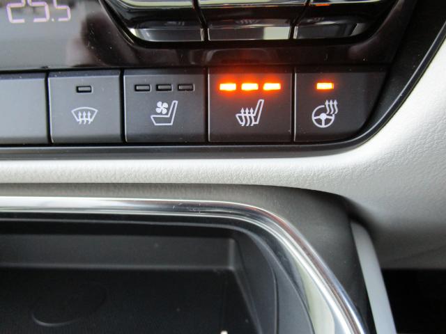 三段階に調整が出来るシートヒーターを装備。寒い時に直ぐにシートを暖めてくれます。ステアリングヒーターも装備