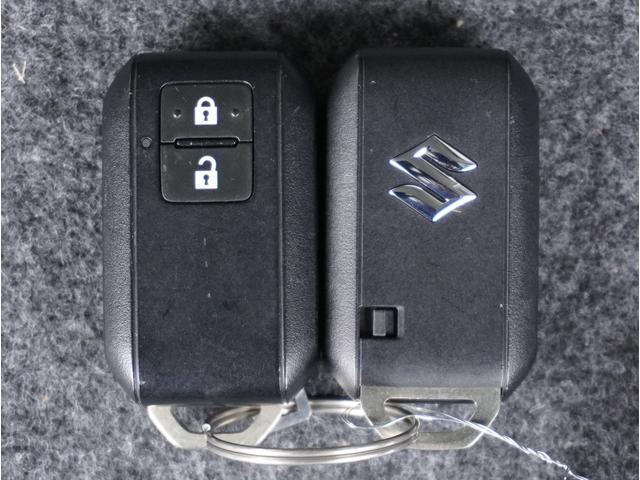 【スマートキー】鍵を持っているボタンを押すだけでエンジン始動。ドアの施錠もボタンを押すだけ。鍵は無くさない様にポケットに入れたまま。