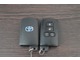 スマートキー２個です。　スマートキーを携帯していれば、バッグから取り出さずにドアの解錠・施錠が行えます。