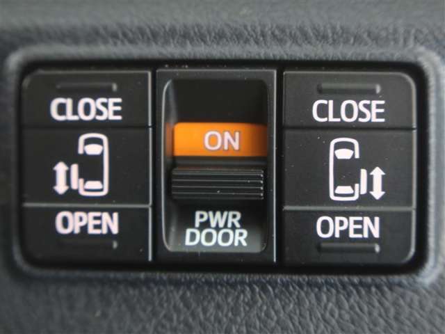 両側電動のスライドドアで楽々OPEN！運転席からも開閉の操作もできます！スイッチひとつで開閉できる便利な機能もついてます。