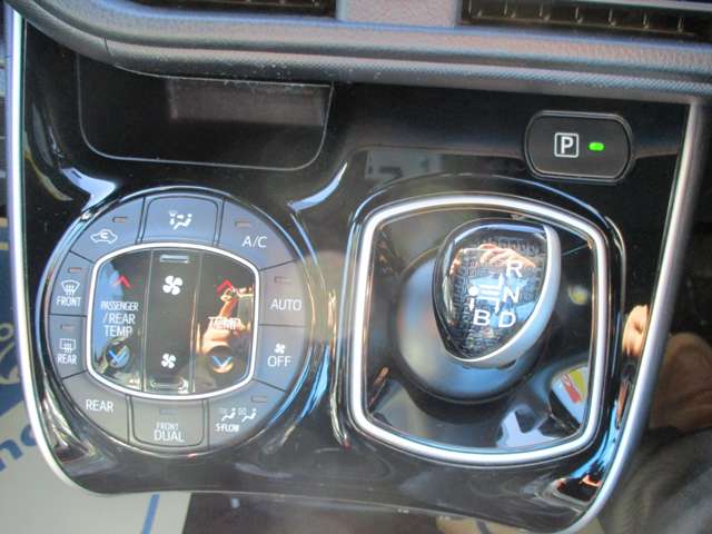 オートエアコンなので、お好みの温度に設定することで車内を快適にしてくれます。