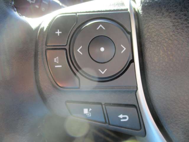 ステアリングリモコン付き。運転中のオーディオ操作が可能なので視線をナビに移したり、ハンドルから手を離さないので危険がなくなり安全です！