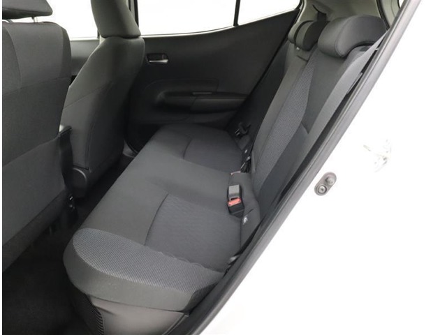 リヤシートは３人がけです。真ん中の座席用のシートベルトも肩掛けのベルトで安全性に配慮しています。
