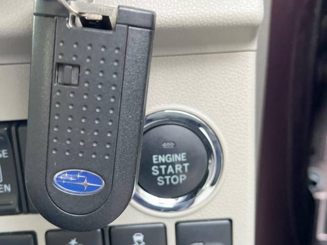【アクセスキー＆プッシュスタート】カバンやポケットに入れたままでもドアの施錠・解錠が可能なスマートキーを装備。エンジンのオン・オフ時もカギを取り出す必要が無く、ボタンをプッシュするだけでＯＫ♪
