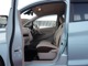 運転席、助手席間を自由に移動できるので、ドライバーが助手席ドアから乗り降りする際にも、スムースに移動できます。