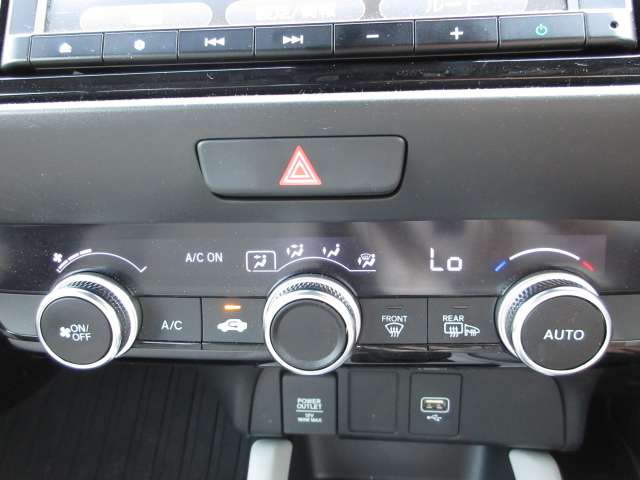 オートエアコン付き！いちど気温を設定すれば自動的に過ごし易い温度に調整してくれます！快適空間で快適ドライブ～♪