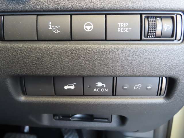 ヒータハンドルやバックドアオープナー、ＡＣ電源スイッチ等が運転席右前部に配置されています