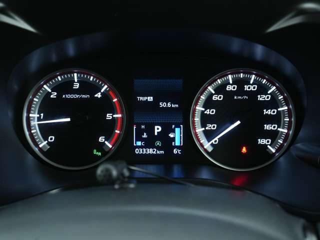 明るいスピードメーターは夜間でも見やすいです！中央のディスプレイには軽油の残量やシフトポジション、アイドリングストップ機能のオン／オフなどをカラーで表示します。