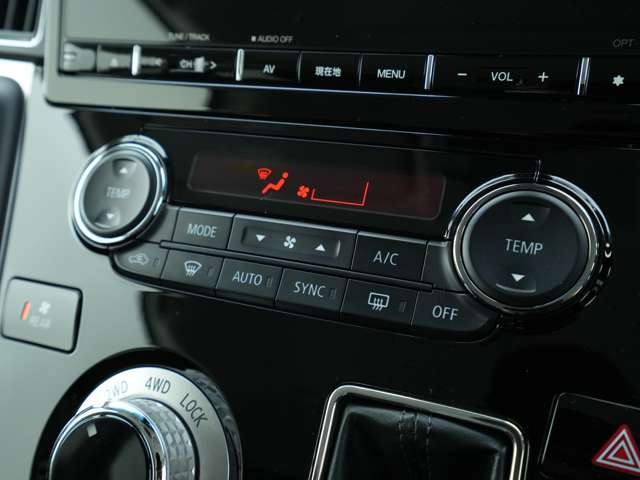 エアコン操作はスイッチ式です。お乗りの方の好みや体調に合わせて室温を左右別々に設定することが出来ます！