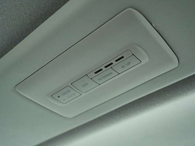 後席用のエアコンを搭載！天井に装備されたスイッチで温度や風量を調整します。後席へ送風することが出来るので、大勢でのドライブも快適になりますね♪