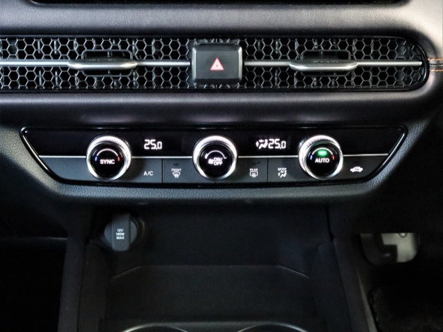 左右独立温度コントロール式フルオート・エアコンディショナー。運転席と助手席それぞれで温度調節が可能です。
