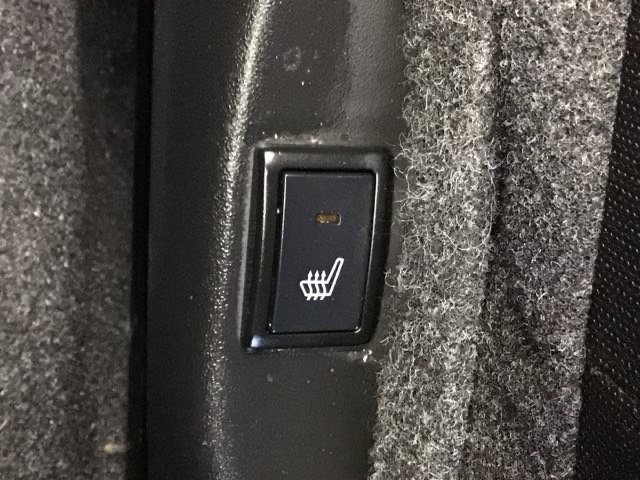 シートヒーター付きです！スイッチを押せば数秒で座面と背もたれが暖かくなり、寒い時期には嬉しい装備です！