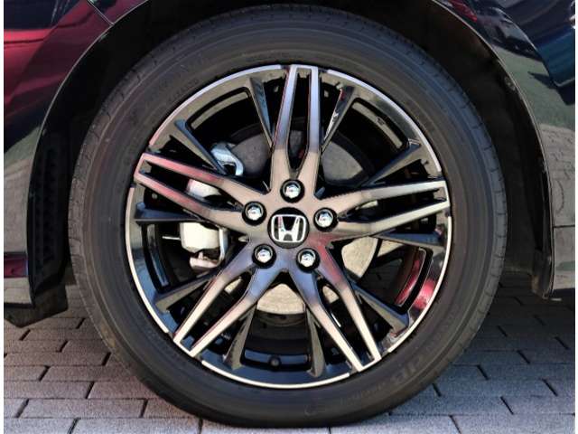 タイヤサイズは、225/50R18です。高品質でデザインにも優れているハイブリッド専用デザイン16インチアルミホイールはスポーティーな雰囲気を演出しています。