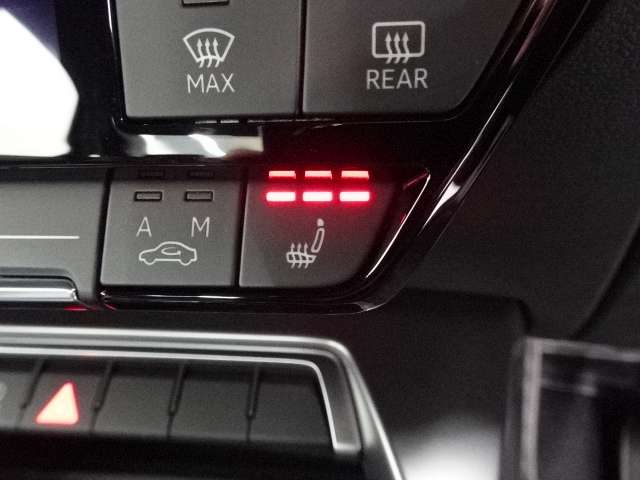 温度調整機能付きのシートヒーターがフロントシートに装備されていますので、エアコンによる乾燥を気にすることなく温まることが出来ます。